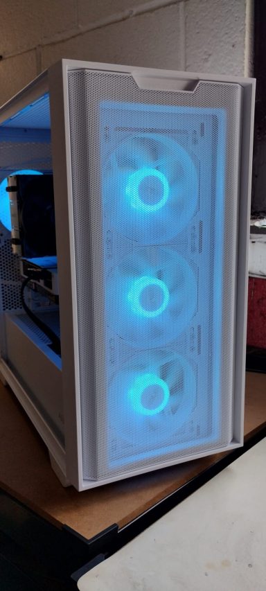 Ryzen 5 7600/32GB DDR5/2TB SSD/RTX4060 Ti 8GB White computer case with three blue LED fans and visible internal components.