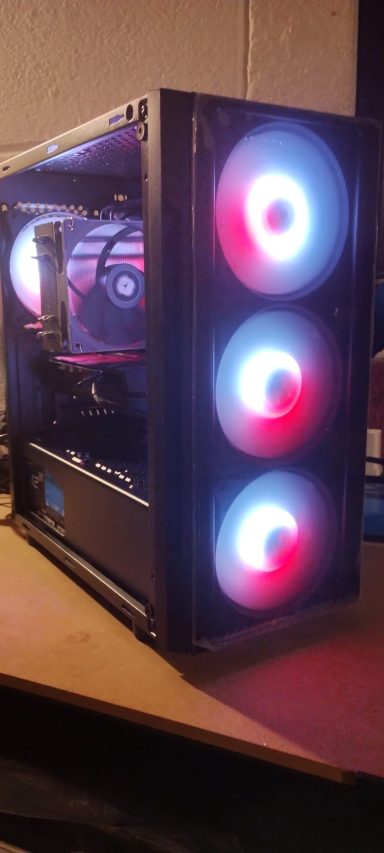 Intel Core i5-7500/16GB DDR4/256GB SSD/GTX1660 Super 6GB A gaming PC case with three LED fans displaying red and blue lights.