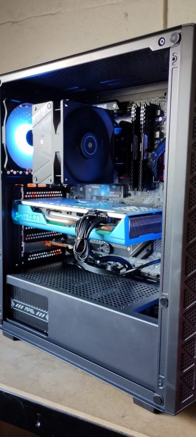 Ryzen 5 3600/16GB DDR4/512GB SSD/RX580 8GB A gaming PC with LED lights showcasing internal components and a cooling fan.