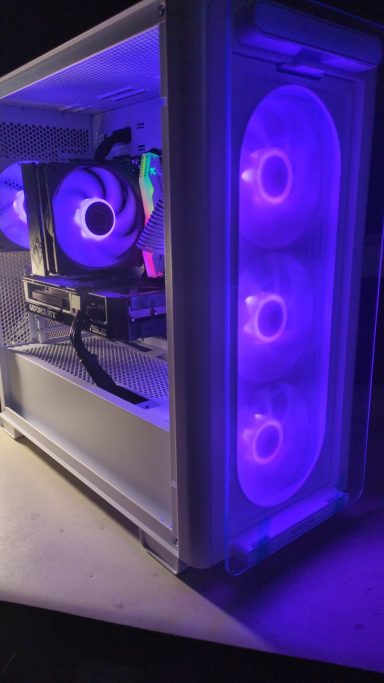 Ryzen 5 9600X/32GB DDR5/1TB SSD/RTX5070 12GB A computer case with illuminated purple fans and internal components visible.