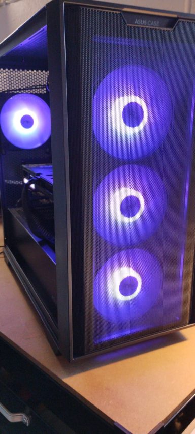 Ryzen 5 5600/32GB DDR4/1TB SSD/RTX3060 12GB A sleek computer case with three illuminated fans in blue and purple hues.