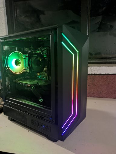 Ryzen 5 2600/16GB DDR4/500GB SSD/GTX1660 Super 6GB A modern gaming PC case with RGB lighting and a transparent side panel.