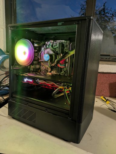 Intel Core i5-6600/16GB DDR4/1TB SSD/GTX1070 Ti 8GB A black computer case with RGB lighting and visible components inside.