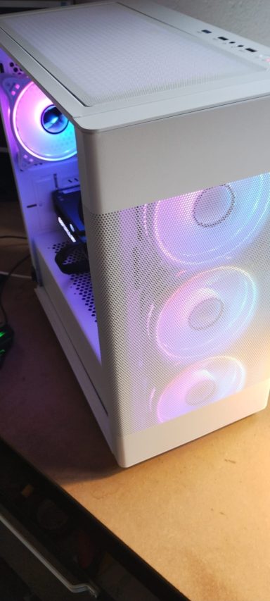 Ryzen 5 5600/16GB DDR4/1TB SSD/RTX3060 12GB A white computer case with RGB fans illuminating the interior.
